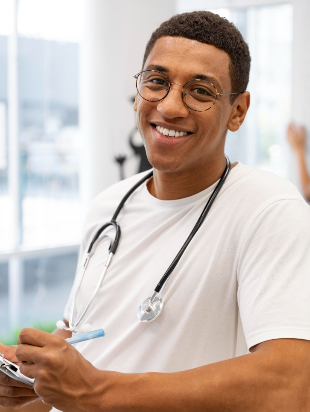 Médico sorrindo com estetoscópio em atendimento
