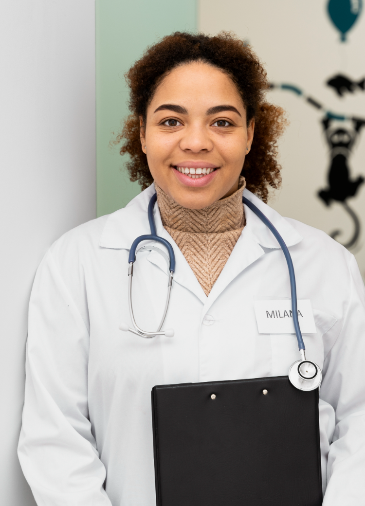 Médica de jaleco branco com prancheta em consultório